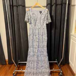 Lovely Adrianna Papell lace formal gown